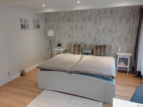 een slaapkamer met een groot wit bed in een kamer bij Ruhige Einzimmerwohnung in Flensburg
