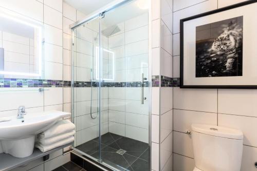 une salle de bain avec une douche, des toilettes et un lavabo dans l'établissement Résidence Les Arcs 1950 Le Village - maeva Home - Appartement 3 pièces 6 personnes - Exclusive MAE-0145, à Bourg-Saint-Maurice