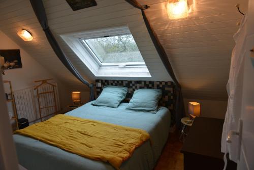Un dormitorio con una cama y una ventana encima. en Villa Cap Avalenn, en Fouesnant