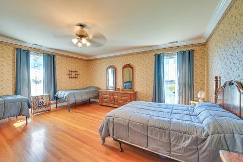 um quarto com uma cama, uma cómoda e janelas em Spacious Ewing Retreat with Game Room and Fireplace! 