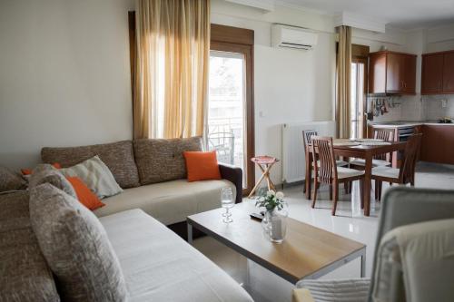 een woonkamer met een bank en een tafel bij Peraia Deluxe Apartment in Perea