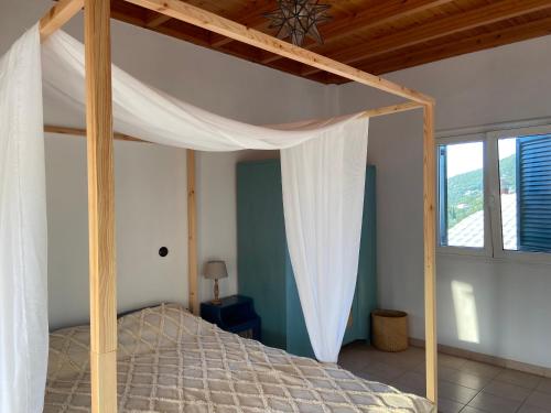 Ένα ή περισσότερα κρεβάτια σε δωμάτιο στο Lulani Hideaway