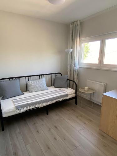 sypialnia z łóżkiem, stołem i oknem w obiekcie Aida Apartman Siófok w Siófoku