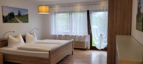 - une chambre avec un lit en face d'une fenêtre dans l'établissement Ferienhof Fischer, à Seebach