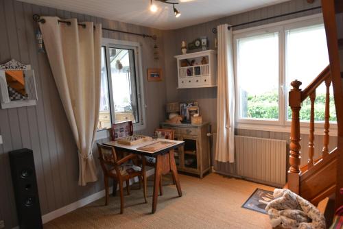 une salle à manger avec une table et une fenêtre dans l'établissement Villa Cap Avalenn, à Fouesnant