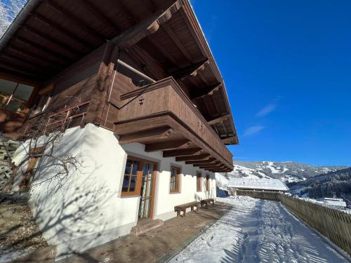 a building with a balcony on the side of it at Chalet Apartments Ferius inklusive Jokercard im Sommer in Saalbach Hinterglemm