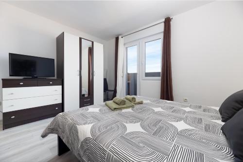 Apartment Kokolo with sea view tesisinde bir odada yatak veya yataklar