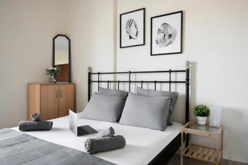 een slaapkamer met een groot bed met 2 kussens en een spiegel bij Peraia Deluxe Apartment in Perea