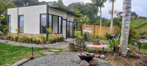 una casa con ventanas negras y jardín en Cerro Verde Salento, en Salento