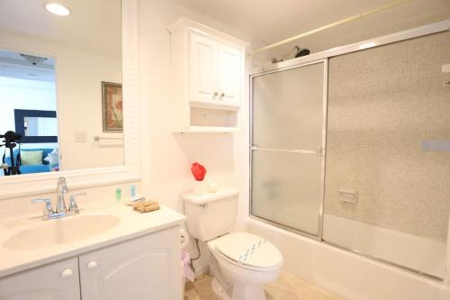 a bathroom with a shower and a toilet and a sink at Komffy Home w/ 2 Queen Beds & Ocean View at Tides in Hollywood