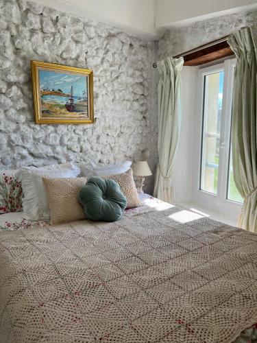 une chambre avec un grand lit et une fenêtre dans l'établissement 3-4 Cottages Entire Site Private Pool for Relaxing Holidays & Special Occasions near Aubeterre, à Saint-Romain