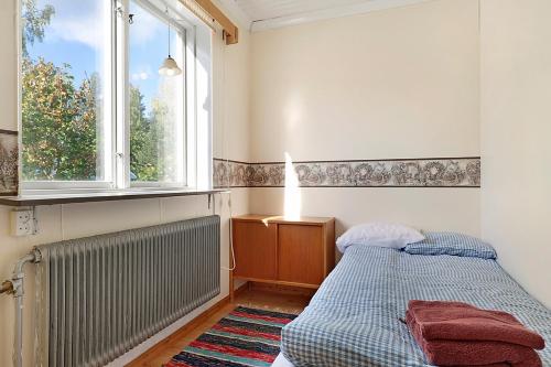 sypialnia z łóżkiem i oknem w obiekcie Guestly Homes - 3BR Lakeview House w mieście Piteå