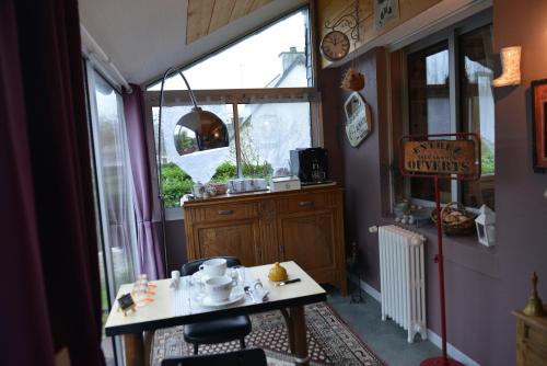 een kleine kamer met een tafel en een raam bij Villa Cap Avalenn in Fouesnant