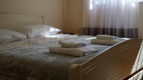 Una cama o camas en una habitación de Shkodra Guest House & Trips