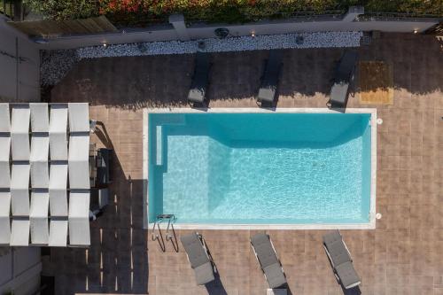 uma vista superior de uma piscina com cadeiras em Olea Serenity Villa em Loutraki