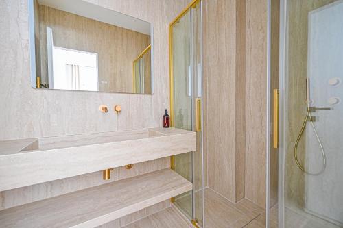 une salle de bain avec une douche, un lavabo et un miroir dans l'établissement Luxurious & Famous Parisian Flat, à Paris