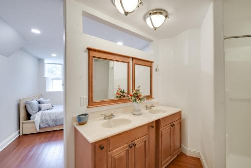 y baño con lavabo y espejo. en Comfy Aptos Apartment Near Beaches and Santa Cruz!, en Aptos