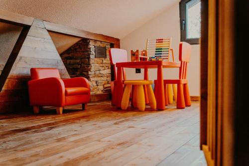 ein Zimmer mit Stühlen, einem Tisch und einer Ziegelwand in der Unterkunft Chiplakova cottage by MRS in Berovo