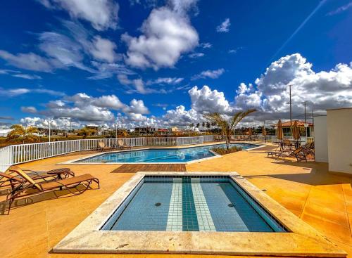 uma piscina no topo de um edifício em Casa com lazer proxima da Praia do Mosqueiro SE em Aracaju