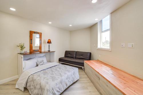ein Schlafzimmer mit einem Bett und einem Ledersessel in der Unterkunft Cozy Aptos Studio about 2 Mi to Seacliff State Beach! in Aptos