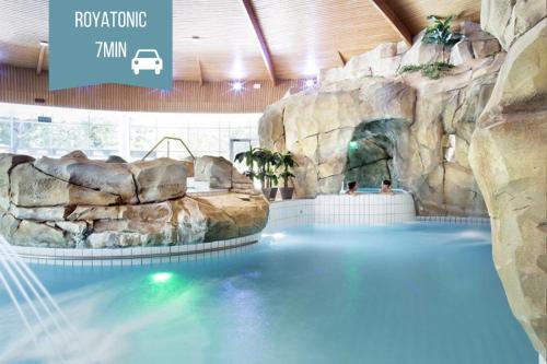 - une piscine dans un complexe avec toboggan dans l'établissement Le Girod - Wifi - Proche Centre - Netflix, à Clermont-Ferrand