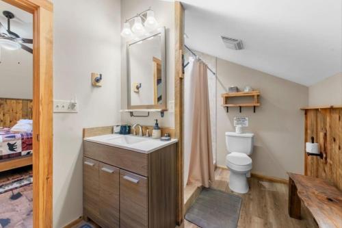 La salle de bains est pourvue d'un lavabo et de toilettes. dans l'établissement 'Beary Cozy Cabin' - Dogs Welcome Ellijay-HotTub, à Ellijay