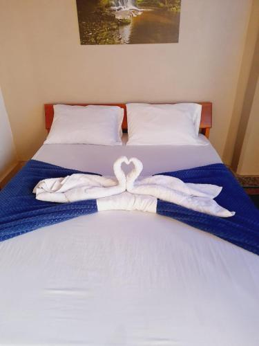 a bed with two swans made out of towels at HOTEL UNICO MEDELLIN S.A.S in Medellín