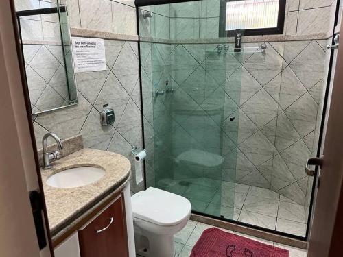 La salle de bains est pourvue d'une douche, de toilettes et d'un lavabo. dans l'établissement Recanto do Amiguinho, à Vila Velha