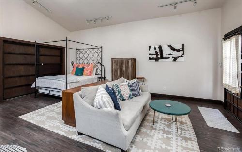 ein Wohnzimmer mit einem Sofa und einem Bett in der Unterkunft City Park Casita Walk To Eats Brews Park More in Denver