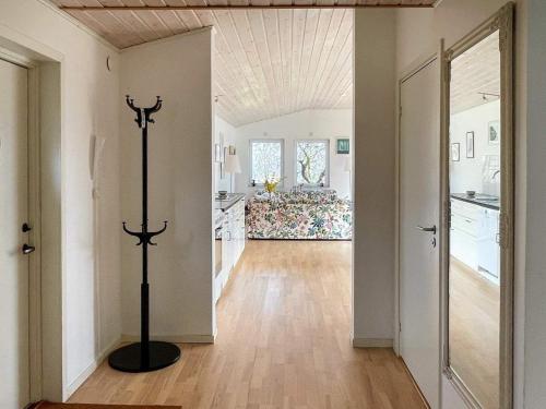 un pasillo de una casa con cocina y techo en Holiday home ARILD III, en Arild