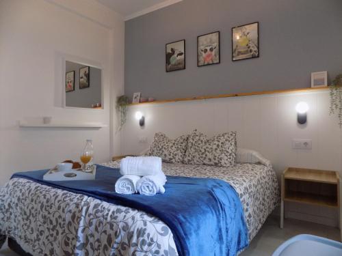 una camera da letto con un letto e asciugamani di Salinas a Fuengirola