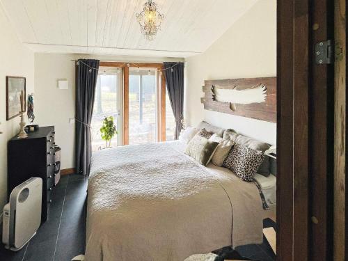 Un dormitorio con una cama grande y una ventana en Holiday home UDDEVALLA XXIV, en Sundsandvik