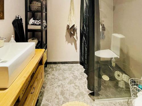 y baño con lavabo y ducha. en Holiday home UDDEVALLA XXIV en Sundsandvik