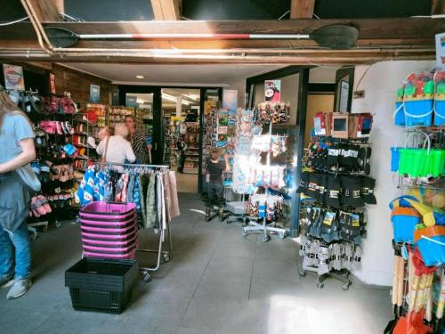 een winkel met mensen in het gangpad van een winkel bij Chalet Cozy Cove te Lauwersoog in Lauwersoog