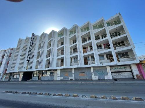 un gran edificio blanco al lado de una calle en Hotel Doral Barranquilla, en Barranquilla