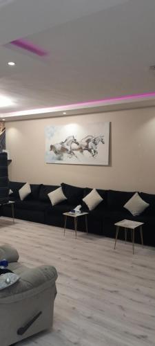 سهم نجد في الرياض: غرفة معيشة مع أريكة وبعض الوسائد