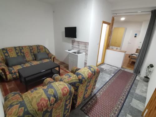 uma sala de estar com dois sofás e uma mesa em V&U Sobe em Brzi Brod