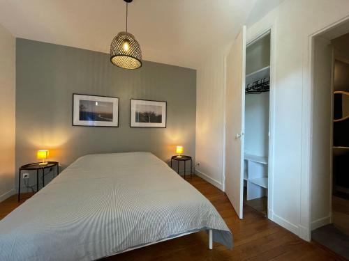 - une chambre avec un grand lit et deux tables de chevet dans l'établissement Le Louis Vitet terrasse proche place Dupuy, à Toulouse