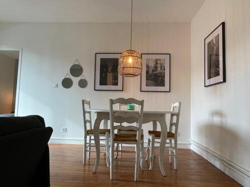 une salle à manger avec une table et des chaises dans l'établissement Le Louis Vitet terrasse proche place Dupuy, à Toulouse