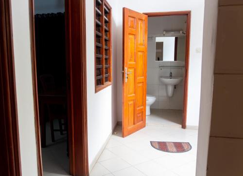 una puerta abierta a un baño con aseo en JRéside Appart M 40m2 centre-ville, en Cotonou