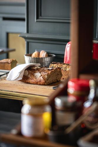 een brood op een snijplank met wat eten bij Ermitage De Corton - Teritoria in Chorey-lès-Beaune