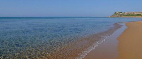 a view of the shoreline of a beach at SE LO SENTI LO SAI in Triscina