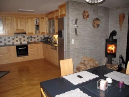 kuchnia ze stołem i kuchenką w obiekcie 2 bedroom luxury apartment seafront, free pick up! w mieście Tromsø