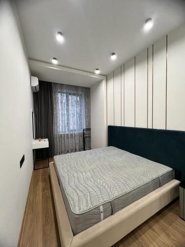 um quarto com uma cama grande num quarto em Apartment in the Centre em Yerevan