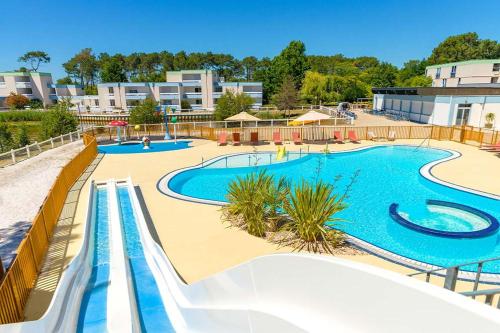 una piscina con scivolo in un resort di Azureva Lacanau a Lacanau