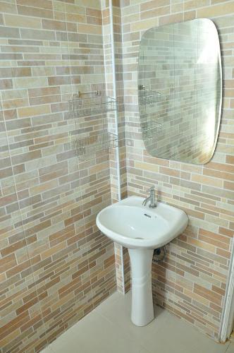 a bathroom with a sink and a mirror at Mekong Tarawadee Villa in Tha Bo