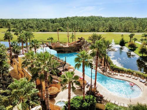 una vista aérea de una piscina del complejo con palmeras en Cozy 2BR Condo Resort Spa with Pirate Pool en Kissimmee