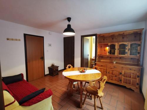 een woonkamer met een tafel en een bank bij Maison MayRose in Antey-Saint-André