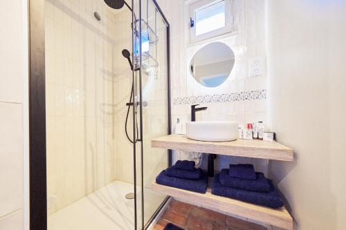 bagno con lavandino e doccia di Studio standing - Village Lumio a Lumio