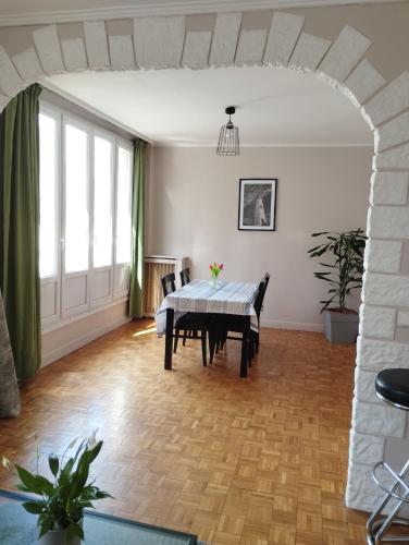 une salle à manger avec une table et une grande fenêtre dans l'établissement A 5 min de Paris!, au Kremlin-Bicêtre